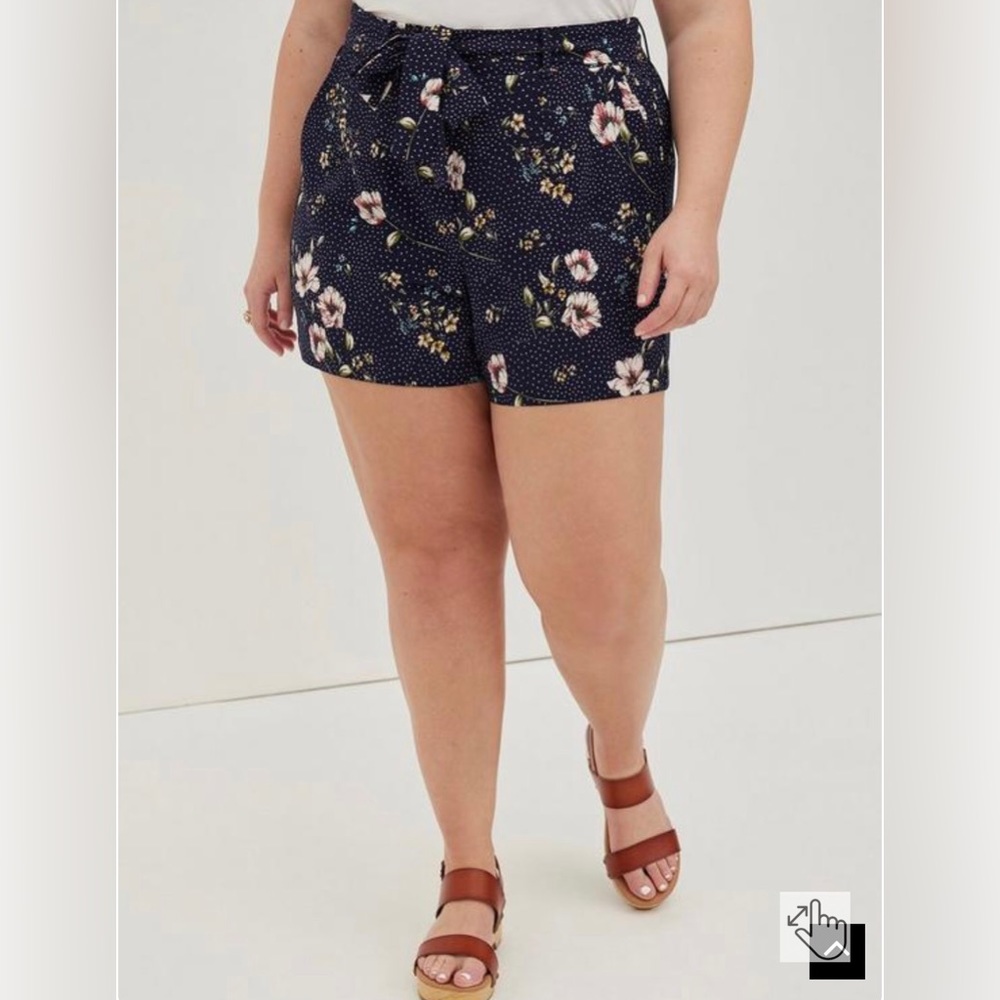 Torrid sz 4 tie front stretch crepe shorts NWT